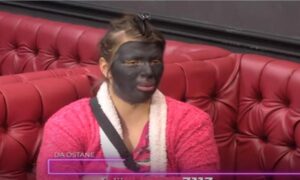 Miljana Kulić ponovo šokira: U bademantilu i sa crnom maskom na licu pred kamere