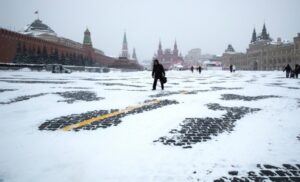 Snijeg udara u lice, hladnoća ledi dah… Jaka mećava danas se obrušila na Moskvu