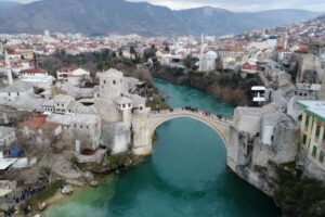 Ko ga je gradio, ko rušio, a ko obnovio: Politički rat u FBiH oko Starog mosta u Mostaru