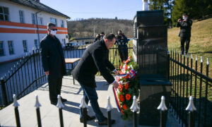 Pomen borcima Vojske RS iz Motika: Delegacija Grada Banjaluka položila vijenac na spomenik