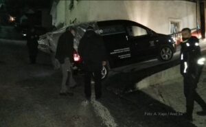 Detalji stravične nesreće: Mladić pokušao iskočiti iz vozila, ono ga priklještilo uz zid