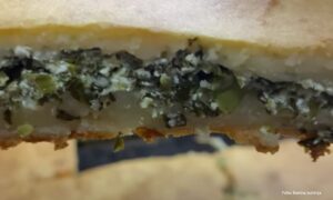 Savršeno za sladokusce: Troslojna pita bez kora sa sirom, spanaćem i lukom VIDEO