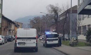 Sudar dva automobila: Vozač pobjegao s mjesta nesreće, policija “na nogama”