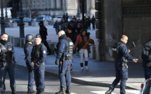 Jedan čuvao stražu, drugi zvonio na vrata: Srbi za samo nekoliko minuta opljačkali Parižane