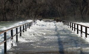 Poplavljen most kod Mostara, u Ljubuškom proglašeno vanredno stanje