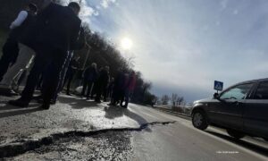 Asfalt popucao, ljudi strahuju od klizišta: Ekipe izlaze na teren u Priječane FOTO