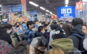 Opšti haos zbog PS5 konzole: Policija morala da rastjera kupce VIDEO