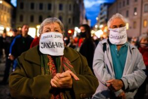 Opasnost i dalje postoji zbog omikrona: U Sloveniji dostignut vrh petog talasa epidemije