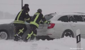 Snježne padavine donijele probleme u saobraćaju: Ljudi ostali blokirani u autima