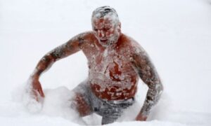 Zimske radosti i za odrasle! Skinuo se u kupaće gaće i “brćkao” u ledenom snijegu