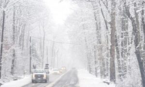Ljudima naređeno da vozila sklone sa puteva: Upozorenje na snažnu snježnu oluju