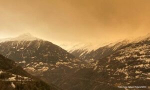 Neobična pojava: Pijesak iz Sahare stigao na Alpe i obojio snijeg