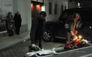 Građani pale svijeće ispred Balaševićeve kuće