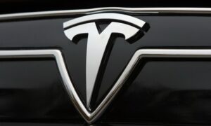 “Tesla” obara rekorde: Po prvi put kvartalna zarada prešla milijardu dolara