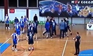Meč okončan pesničenjem na terenu: Opšta tuča košarkaša Sokoca i Sutjeske VIDEO