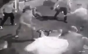 Objavljen snimak brutalnog prebijanja mladića: Šutiraju ga i gaze mu po glavi