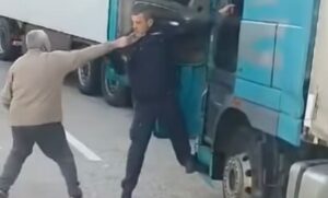 Pogledajte sukob vozača i carinika: Nije mu dao da uđe u kabinu VIDEO
