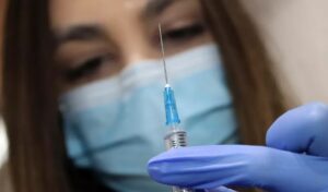 Moraće da se testiraju na HIV: Doktorica vakcinisala više osoba istim špricom