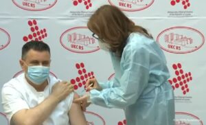 “Ovo je istorijski trenutak”: Počela imunizacija u Srpskoj, vakcinisani Đajić i Zeljković