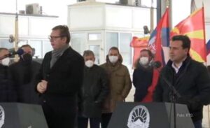 Vučić uručio Zaevu prvi kontingent “Fajzerovih” vakcina kao donaciju VIDEO