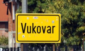 Skandal u Vukovaru! Stotinak mladića obučenih u crno skandiralo “Ubij Srbina”