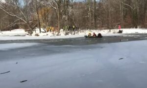 Koban epilog “ludosti”: Muškarac preminuo na kupanju u zaleđenom jezeru VIDEO