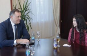 Oduševila u filmu “Dara iz Jasenovca”: Dodik uručio stipendiju za školovanje Biljani Čekić