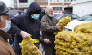 Ljudski gest kada je najpotrebniji: Podjela krompira Banjalučanima na pet lokacija