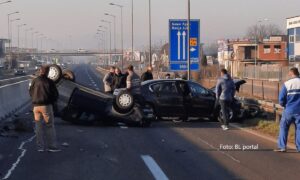 Teška saobraćajka na ulazu u Banjaluku: Vozilo na krovu, povrijeđene odvezli u UKC RS