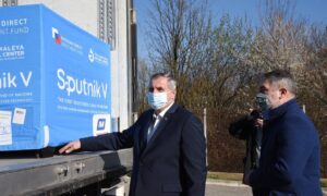 Sputnik V stigao u Banjaluku: Višković i Šeranić dočekali novi kontingent ruskih vakcina