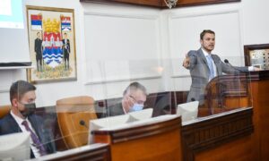 Šukalo “u minusu” 605 KM: Stanivuković smanjuje platu sekretaru banjalučke Skupštine