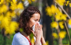 Simptomi su slični: Evo kako razlikovati korona virus od alergije