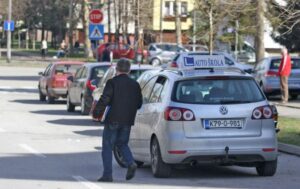 Cijene variraju: Većina auto-škola zbog skupljeg goriva podigla i cijenu obuke