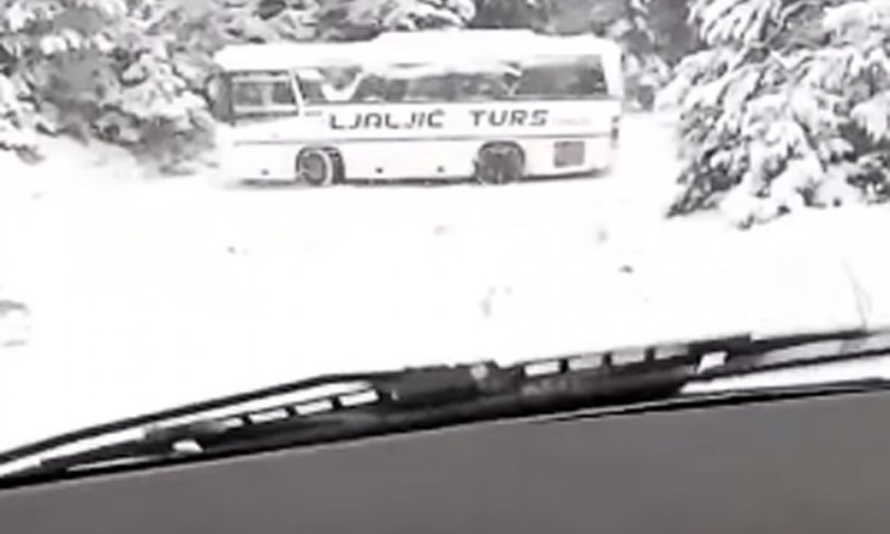 Dramatično! Majka snimila kako je autobus sa đacima izbjegao tragediju VIDEO