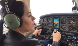 “Na prvu” se zaljubila… Mlada Biljana jedina žena pilot putničkog aviona u BiH