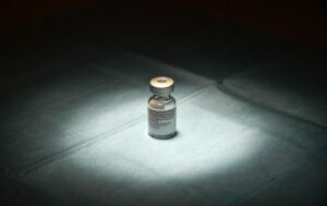 Amerikanci u muzej stavili prvu bočicu primljene vakcine protiv korone