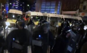Demonstranti gađali policajce flašama i vukli ih za štitove – premijer oštro osudio nasilje