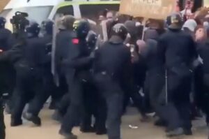Nemiri u Velikoj Britaniji: Sukob policije i demonstranata na protestima u Bristolu VIDEO