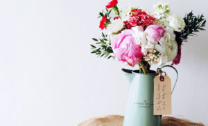 Riječ iskusnih cvjećara: Pet savjeta uz koje će cvijeće u vazi duže trajati