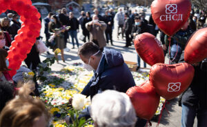 Poštovanje i pažnja: SNSD na Trgu Krajine dijelio cvijeće damama