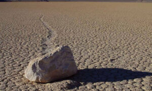 Neobična staza za trkanje: Misteriozno kamenje koje se kreće Dolinom smrti