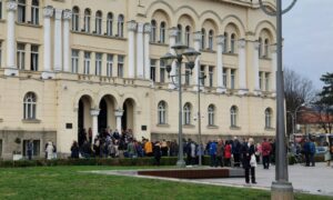 Kosilice, lopate i metle ispred banjalučke Skupštine: Neobično okupljanje pred raspravu o budžetu VIDEO