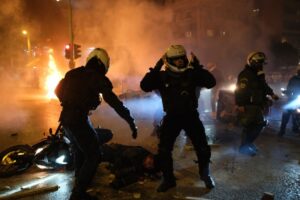 Novi neredi na ulicama Atine, policajac teško povrijeđen