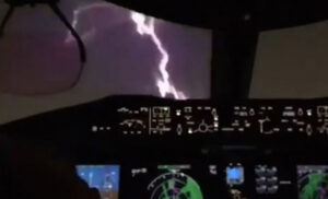 Nije baš prijatno iskustvo: Snimili udar groma u avion prilikom slijetanja VIDEO