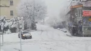 Hrvatska zatrpana snijegom: Na putevima udesi i kolone vozila VIDEO