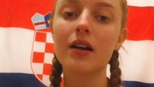 Mlada Hrvatica pod šahovnicom pjevala pjesmu “Heroji sa Košara”, pa zapalila društvene mreže VIDEO
