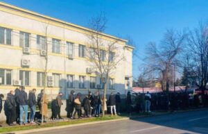 Veliki broj građana čeka testiranje: Ogromna gužva ispred Instituta za javno zdravstvo u Banjaluci
