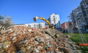 Uređenje centra Banjaluke: Počelo odvoženje otpada sa lokacije bivšeg kina „Kozara“