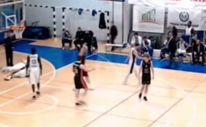 Srpski košarkaš fintom šuta povrijedio dvojicu igrača VIDEO