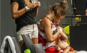 Košarkašica izašla iz igre, otišla na klupu i počela da doji bebu FOTO